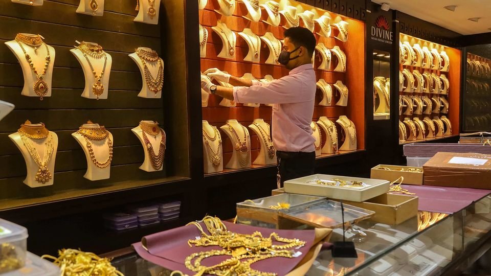 Gold Prices Drop ₹1,550 to ₹91,450/10g Amid Trade War Fears